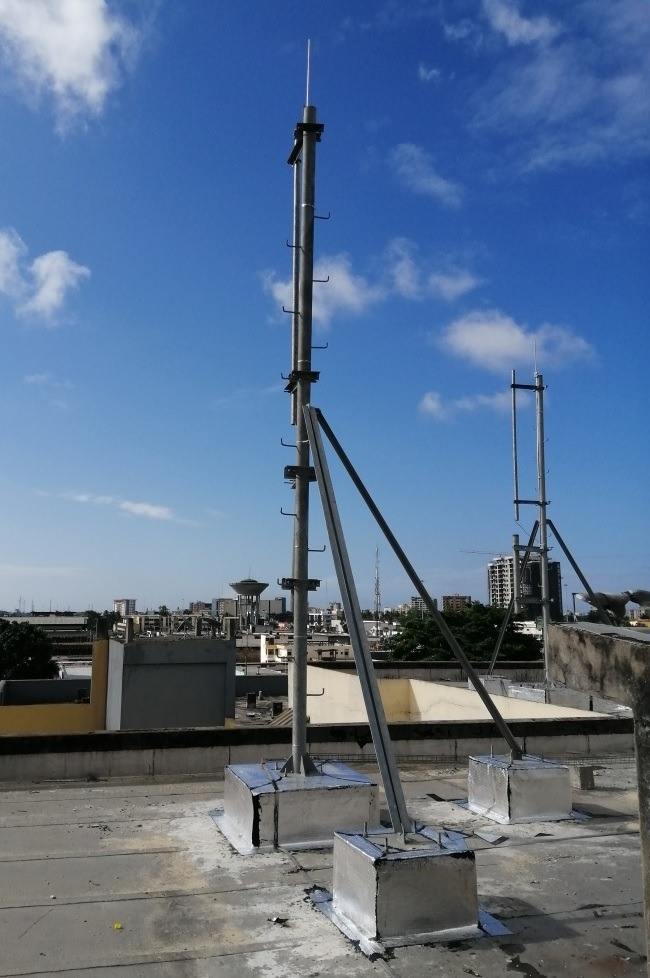 Mât d'antenne sur toit-terrasse