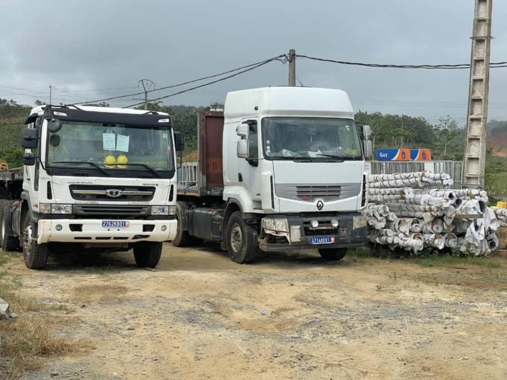 Tracteurs Renault et Daewoo sur le parc