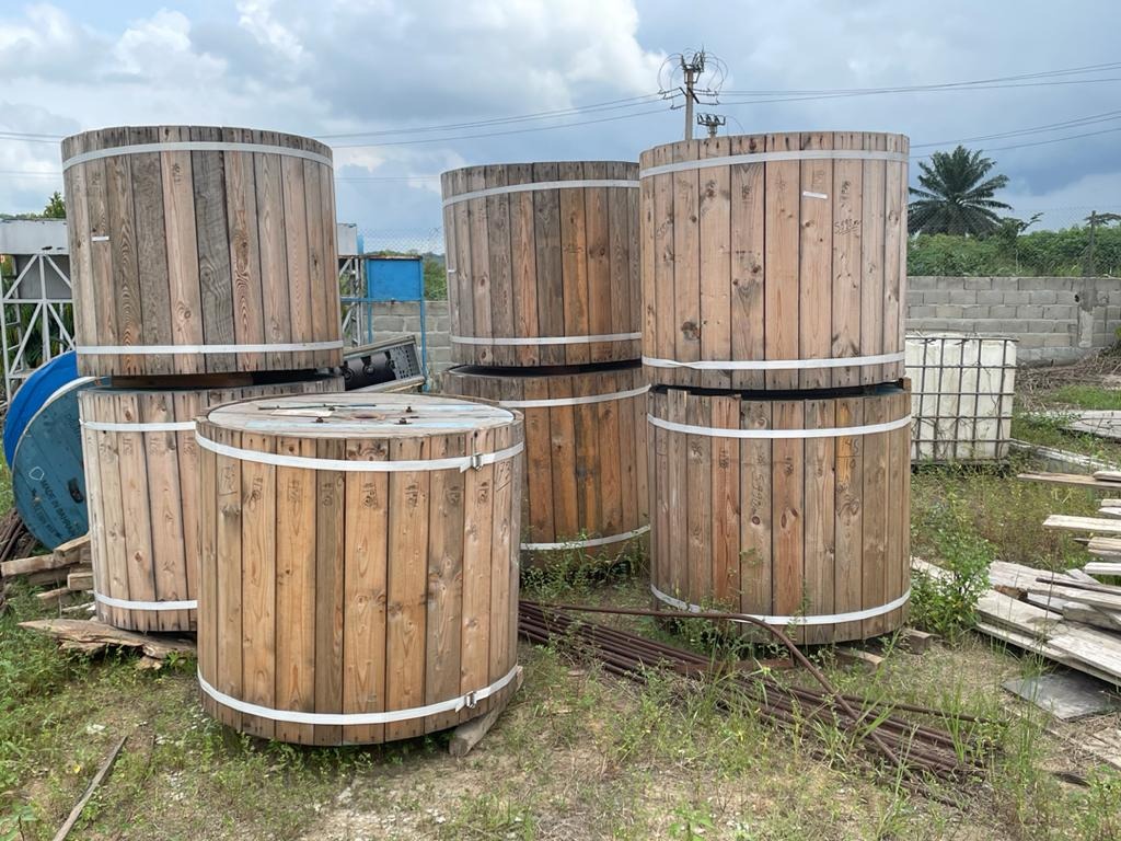 Tourets de câbles en bois