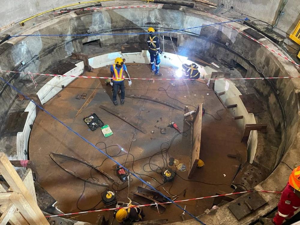Équipe de soudeurs dans la chambre de turbine